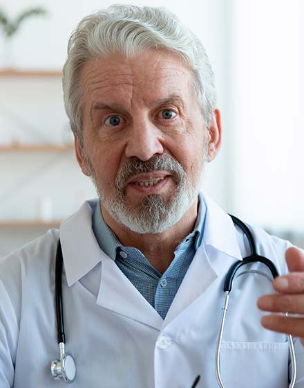 мужчина врач с бородой в белом халате