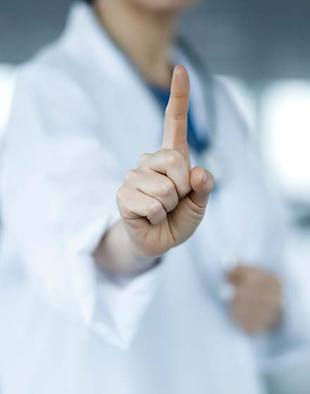 мужчина врач показывает указательный палец