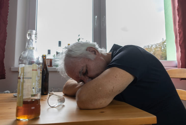 Пьяный мужчина спит на столе
